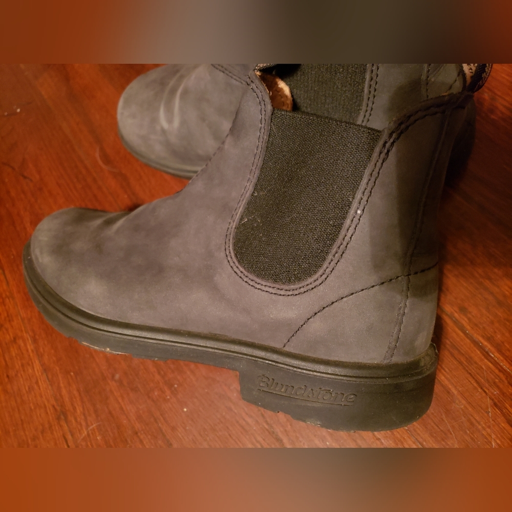 Barely Used Blundstone Chelsea Boots AU size 2
